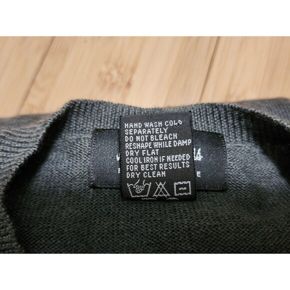 Neiman Marcus Sweater Men’s Size Medium Olive Green 100% Merino Wool V-Neck Knit - Picture 11 of 13